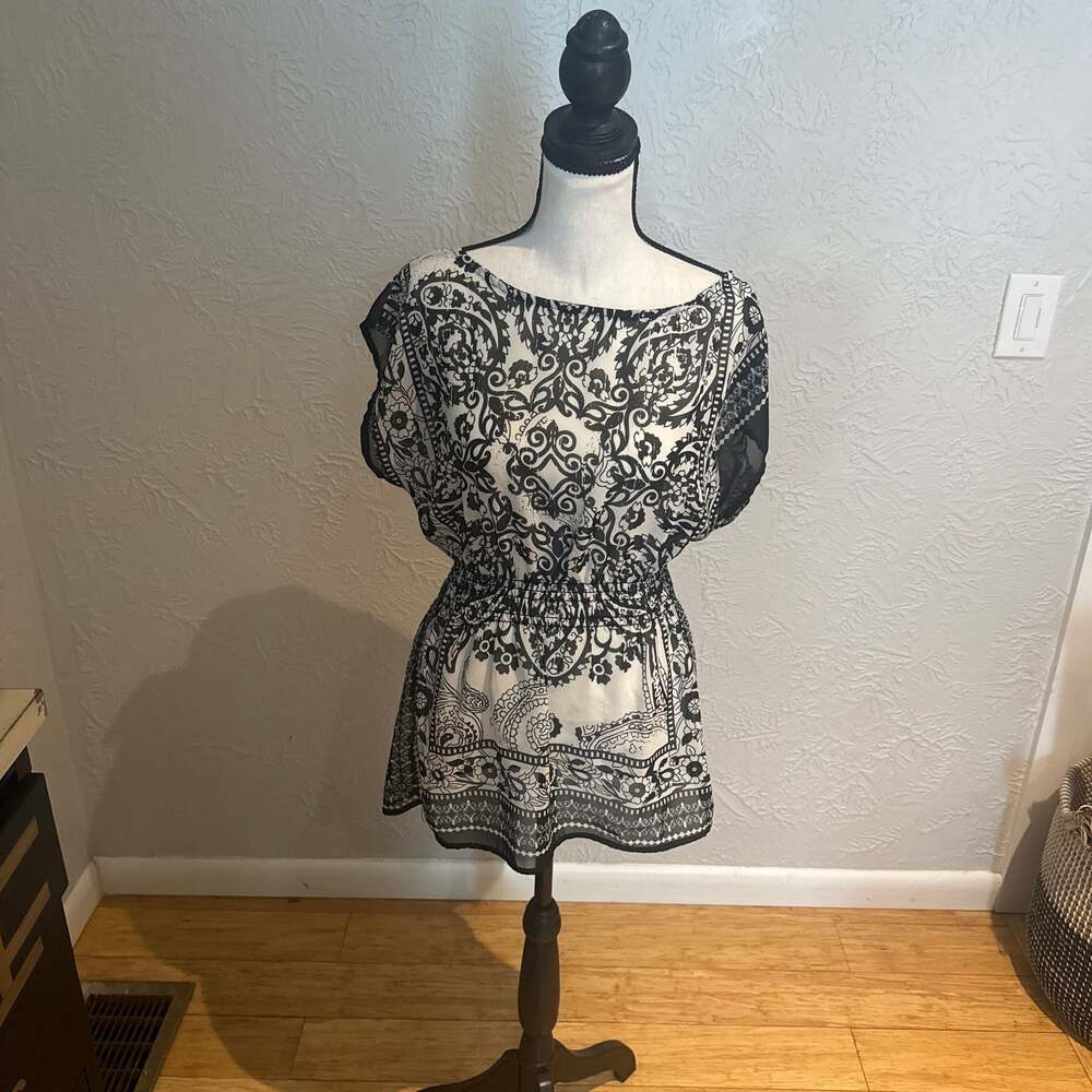 Unity World Wear Black and White Paisley Print V-Neck Butterfly Sleeve Top
